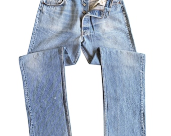 W34" L34" 501 80s USA Levi's: light medium wash (34" measured waist = modern women's size 31/32), vintage levis 501