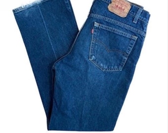 Jeans Levi's 517 vintage de los 90, fabricados en EE. UU., de 86 cm de ancho y 77 cm de largo (cintura medida de 86 cm + cadera ajustada = talla 31 de mujer actual).