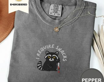 Besticktes Waschbär Komfort Farben Shirt, Ich Erfordere Snacks, Goblincore Hoodie