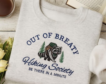 Moletom bordado "Out of Breath Hiking Society" - Moletom com capuz engraçado para caminhadas com guaxinim