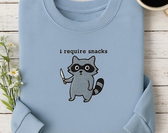 Ich brauche Snacks Besticktes Sweatshirt: Lustiges Waschbär Goblincore Hoodie