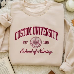 Sweat-shirt universitaire personnalisé brodé, t-shirt universitaire avec logo personnalisé brodé, sweat à capuche universitaire, cadeau de remise des diplômes pour un ami