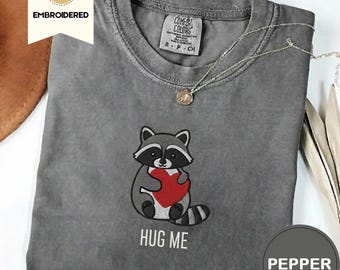 刺繍入りバレンタインアライグマのコンフォートカラーシャツ、ハグミーバレンタインTシャツ、おもしろアライグマTシャツ
