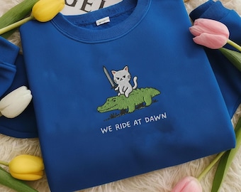 Felpa ricamata We Ride at Dawn: maglietta ricamata con gatto e coccodrillo, top con animali stravaganti