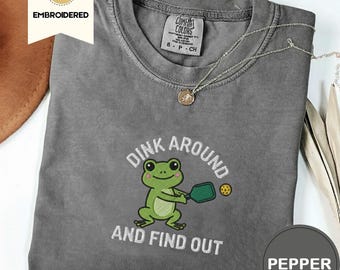 Haftowana koszulka z motywem szopa pracza „Dink Around And Find Out Comfort Colors”, zabawny prezent do pickleballa dla niej, prezent dla niego