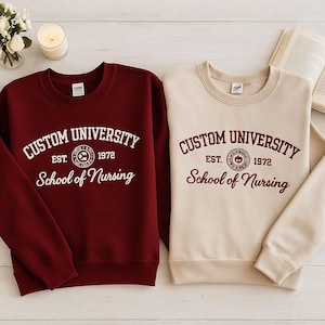 Sweat brodé universitaire personnalisé, sweat à capuche brodé universitaire, sweatshirt et t-shirt personnalisés, cadeau de remise des diplômes pour ami