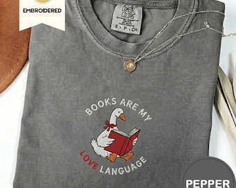 Haftowana koszulka z motywem klubu książki „Silly Goose Book Club” w komfortowych kolorach, „Books Are My Language”