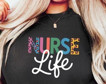 Maglietta Nurse Life - Comfort Color® - Maglietta alla moda con stampa leopardata, grazioso abbigliamento medico, regalo per infermieri, elegante maglietta per l'assistenza sanitaria, maglietta per infermieri registrati