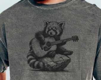 Maglietta con panda rosso che suona la chitarra - Comfort Color® - Divertente maglietta per gli amanti della musica acustica, accogliente maglietta per festival folk, simpatico regalo per musicisti della fauna selvatica