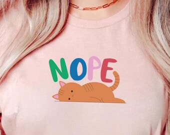 Maglietta Nope Cat - Comfort Color® - Maglietta divertente con gatto pigro, regalo carino per gli amanti degli animali, maglietta con gattino scontroso, abbigliamento estetico per mamme di gatti, maglietta con atteggiamento da gatto