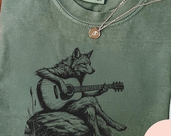 Maglietta Coyote che suona la chitarra - Comfort Color® - Maglietta musicale del deserto del sud-ovest, maglietta rustica country folk, regalo per chitarrista acustico regalo indie