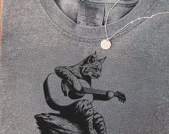 Maglietta Bobcat che suona la chitarra - Comfort Color® - Maglietta per gli amanti della musica Wild Rock, maglietta rustica country blues, regalo per chitarristi acustici, musica bobcat