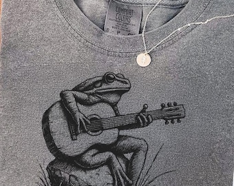 Maglietta con rana che suona la chitarra - Comfort Color® - Maglietta rustica per gli amanti della musica, maglietta acustica anfibia, regalo di musica folk all'aria aperta, maglietta con schizzo a mano