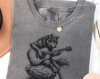 Maglietta con lupo che suona la chitarra - Comfort Color® - Maglietta rustica per amanti della musica, maglietta con musica all'aperto selvaggia, regalo folk rock, maglietta con lupo, lupo disegnato a mano
