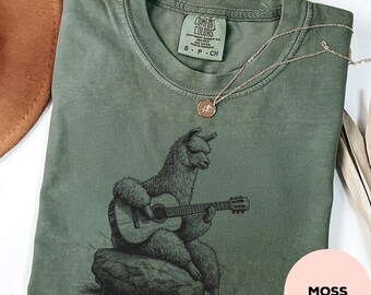 Maglietta con lama che suona la chitarra - Comfort Color® - Maglietta con musica del deserto occidentale, maglietta con musica country folk, regalo rustico con animali