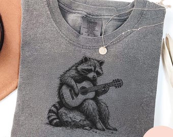 Maglietta con procione che suona la chitarra - Comfort Color® - Maglietta rustica folk rock, maglietta per amanti della musica Trash Panda, regalo per chitarra acustica, regalo con procione