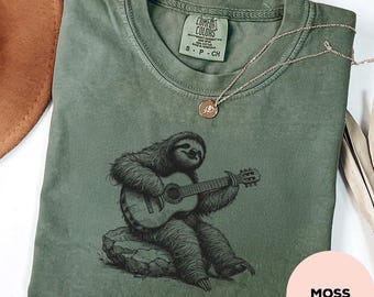 Maglietta Sloth che suona la chitarra - Comfort Color® - Maglietta con musica acustica rilassata, maglietta con vibrazioni tropicali rilassate, regalo di musica boho, musica veloce sloth