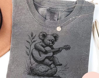 Maglietta Koala che suona la chitarra - Comfort Color® - Maglietta carina per gli amanti della musica australiana, maglietta acustica rustica, regalo per la fauna selvatica, regalo per maglietta con animali dello zoo