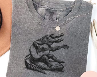 Maglietta con alligatore che suona la chitarra - Comfort Color® - Maglietta per gli amanti della musica Swamp, maglietta rustica del sud, regalo country blues, regalo maglietta con alligatore