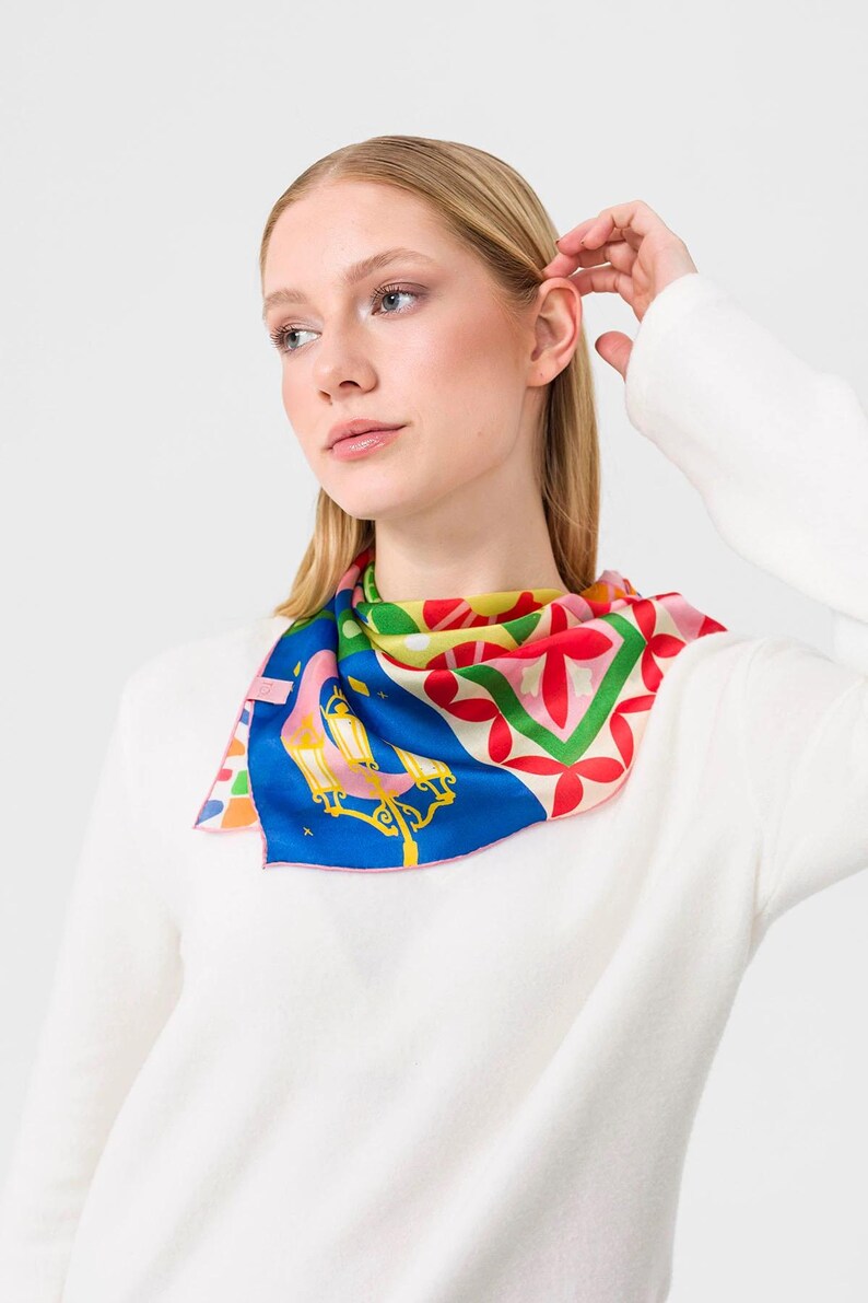 Foulard Vintage Multicolore 65x65 Cm - Motif Floral Satiné, Occasion Bon état