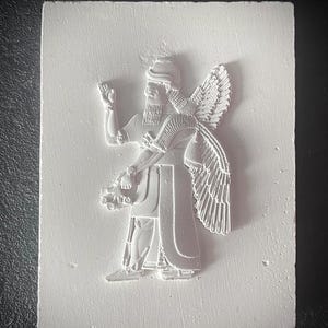 Rzeźba ścienna Enki / Ea / Assur | Ręcznie wykonana dekoracja sztuki sumeryjskiej, asyryjskiej i mezopotamskiej, płaskorzeźba