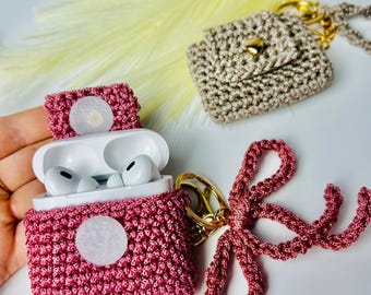 Funda de macramé para AirPods Pro de crochet / Soporte para auriculares hecho a mano / Mini llavero para bolso / Regalo para ella / Color personalizado / Dije de lazo o bucle