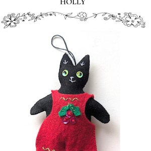 Könnte beinhalten: Bestickter Weihnachts-Katzen-Ornament namens Holly. Die schwarze Katze trägt ein rotes Kleid mit einem Stechpalmen-Beeren-Design. Das Ornament hat grüne Augen und eine Schlaufe zum Aufhängen. Der Text oben lautet "Christmas Cat Embroidered Felt Pattern".