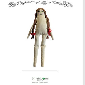 Könnte beinhalten: Ein Schnittmuster für eine Stoffpuppe namens "ROWAN WITCH - CLOTH DOLL" mit Anweisungen für Körper und Haarperücke. Die Puppe hat einen beigen Körper, braune Zöpfe und rote Schleifen. Der Text "StitchWorts School of Magical Embroidery" ist ebenfalls sichtbar.