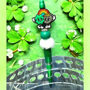 Stylos avec perles pour la Saint-Patrick • Célébration de la chance des Irlandais • Une façon mignonne et fantaisiste de montrer l'amour des Irlandais • Écriture douce avec recharge supplémentaire.