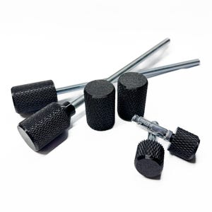 以下が含まれることがあります： 黒色のテクスチャード加工されたノブとねじ付きロッドがいくつかあります。ノブは円筒形で、ダイヤモンドパターンがあります。一部のノブはロッドに取り付けられており、その他は分離されています。背景は白です。