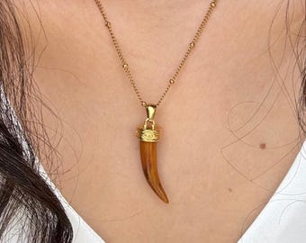 Collana con ciondolo a forma di zanna di occhio di tigre, acciaio inossidabile placcato oro PVD 18 carati, gioiello minimalista