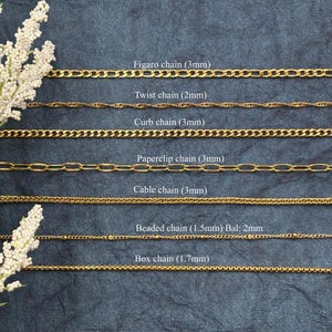 Puede incluir: Una selecci&oacute;n de estilos de cadenas doradas, incluyendo Figaro, Twist, Curb, Paperclip, Cable, Beaded y Box. Cada tipo de cadena est&aacute; etiquetado con su nombre y ancho en mm, sobre un fondo azul oscuro.