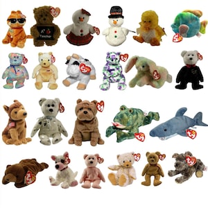 Peut inclure: Une collection de peluches Beanie Baby variées, comprenant un chat avec des lunettes de soleil, un ours avec un tableau noir, un bonhomme de neige, un poussin, un poisson, un ours avec un nœud, un chien, une grenouille et un requin.