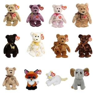 Könnte beinhalten: Eine Sammlung von Plüschtieren, darunter Teddybären, ein Fuchs, eine Katze und ein Elefant. Die Bären sind in verschiedenen Farben wie Beige, Lila und Braun gehalten und weisen herzförmige Akzente und Schleifen auf. Der Fuchs hat orange-weißes Fell, und die Katze ist weiß.