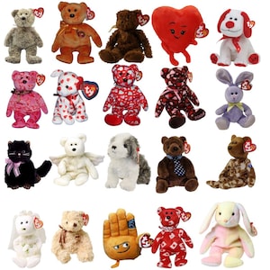 Puede incluir: Una colección de varios peluches, incluyendo osos de peluche, un gato, un perro, un conejo y una figura en forma de corazón. Los juguetes son de varios colores y diseños, algunos con lazos y accesorios. Cada juguete tiene una etiqueta.