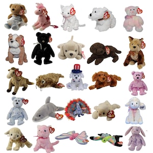 Puede incluir: Una colección de varios peluches, incluyendo perros, osos, un tiburón y una mariposa. Los juguetes son de varios colores, como marrón, rosa, blanco y azul. Cada juguete tiene una etiqueta adjunta.