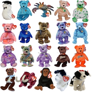 Könnte beinhalten: Eine Sammlung farbenfroher Plüschtiere, darunter Bären, eine Krabbe und andere Tiere. Die Spielzeuge variieren in der Farbe, einige weisen Batikmuster auf, andere gestickte Details. Jedes Spielzeug hat ein Etikett.
