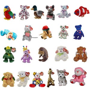 Może przedstawiać: Kolekcja dwudziestu pluszowych zabawek Ty Beanie Baby przedstawiających różne zwierzęta, w tym niedźwiedzie, papugę, kaczkę, mysz, rybę, słonia, psa, morsa, żyrafę, klauna i małpę, każdy z charakterystyczną czerwoną metką w kształcie serca.