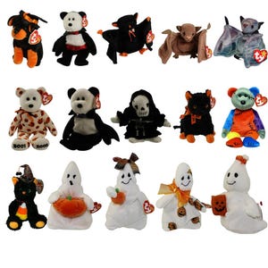 Puede incluir: Una colección de peluches con temática de Halloween, que incluye murciélagos, fantasmas, gatos y osos. Los juguetes presentan varios colores y diseños, como un gato negro con un sombrero de bruja y un fantasma sosteniendo una calabaza. Cada juguete tiene una etiqueta.