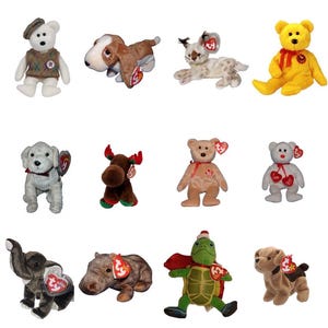 Può includere: Una collezione di peluche Beanie Baby, tra cui un orso bianco con gilet, un cane marrone, un gatto maculato, un orso giallo con un nastro rosso, un cane bianco, un alce marrone, un orso beige, un orso bianco con cuori, un elefante grigio, un ippopotamo, una tartaruga e un cane marrone.