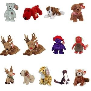 Può includere: Una collezione di peluche Beanie Baby, tra cui un orso bianco, un cane rosso, un cane marrone e bianco, un cane marrone con una sciarpa a scacchi rossi e bianchi, due renne, un orso viola, una creatura rossa, una piccola renna, un cane marrone chiaro, una tigre gialla, un furetto bianco e nero e un panda rosso.