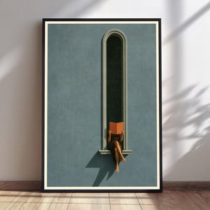Puede incluir: Una lámina artística enmarcada que muestra a una persona con vestido marrón sentada en el alféizar de una ventana, sosteniendo un libro naranja abierto frente a su cara. La escena se sitúa sobre una pared azul con una ventana arqueada.