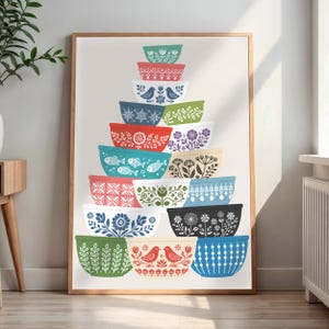 Peut inclure: Une impression d'art mural rectangulaire verticale représentant une pile de quinze bols mélangeurs colorés disposés en forme de pyramide. Chaque bol présente un motif unique incluant des oiseaux, poissons, fleurs, feuilles et formes géométriques.