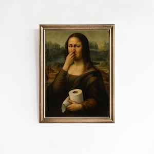 Könnte beinhalten: Gerahmter Druck einer Parodie der Mona Lisa, die eine Rolle Toilettenpapier hält und sich die Nase zuhält. Das Kunstwerk befindet sich in einem goldenen Rahmen und vor einem weißen Hintergrund. Der Ausdruck der Mona Lisa ist angewidert.