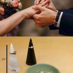 Puede incluir: Dos conos para anillos de mármol blanco, un cono para anillos de mármol negro y un plato de cerámica verde con un collar de cadena dorada, dos pendientes de perla y un colgante de perla. Los conos tienen 3,9 pulgadas de alto y 1,75 pulgadas de ancho. El plato pesa 175 g.