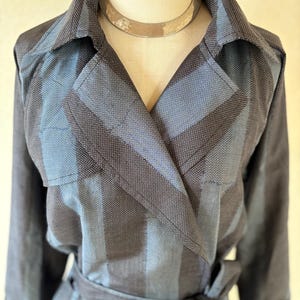 Ooshima-Tsumugi sidentrenchcoat/tillverkad av ikatsilkekimono, Ooshima-tsumugi, mjuk sidentaft, enkelskiktad/storlek 12-14 (Storbritannien)