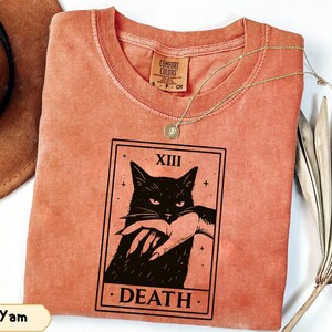 Comfort Colors® tarotkaart shirt zwarte kat, shirt grappige kattenliefhebber Halloween, T-shirt tarot Death, Witchy Cat-shirt, shirt cadeau Spooky Cat