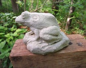 Vintage 5 1 2 quot Cement Sitting Up Frog Garden Art Weathered Concrete Statue