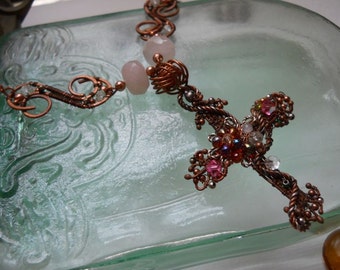 Kreuz mit Frühlingsblumen, Spring Blooms and Copper Cross with Filigree Chain