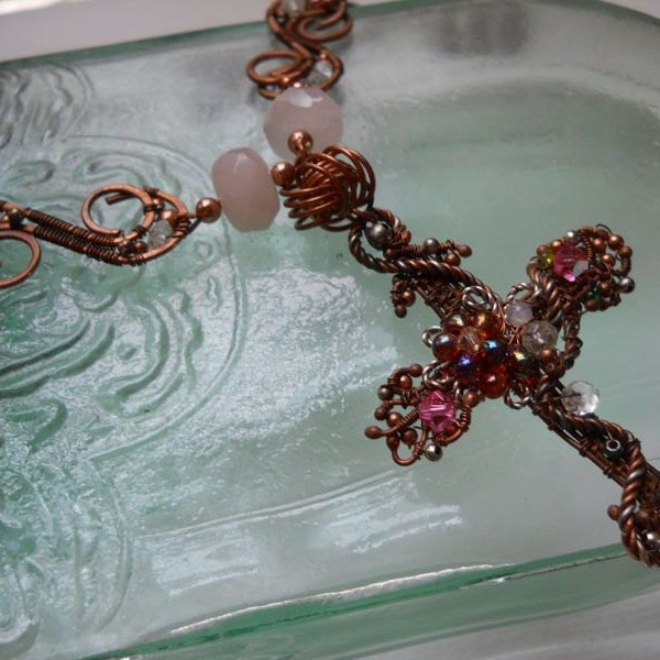 Kreuz mit Frühlingsblumen, Spring Blooms and Copper Cross with Filigree Chain